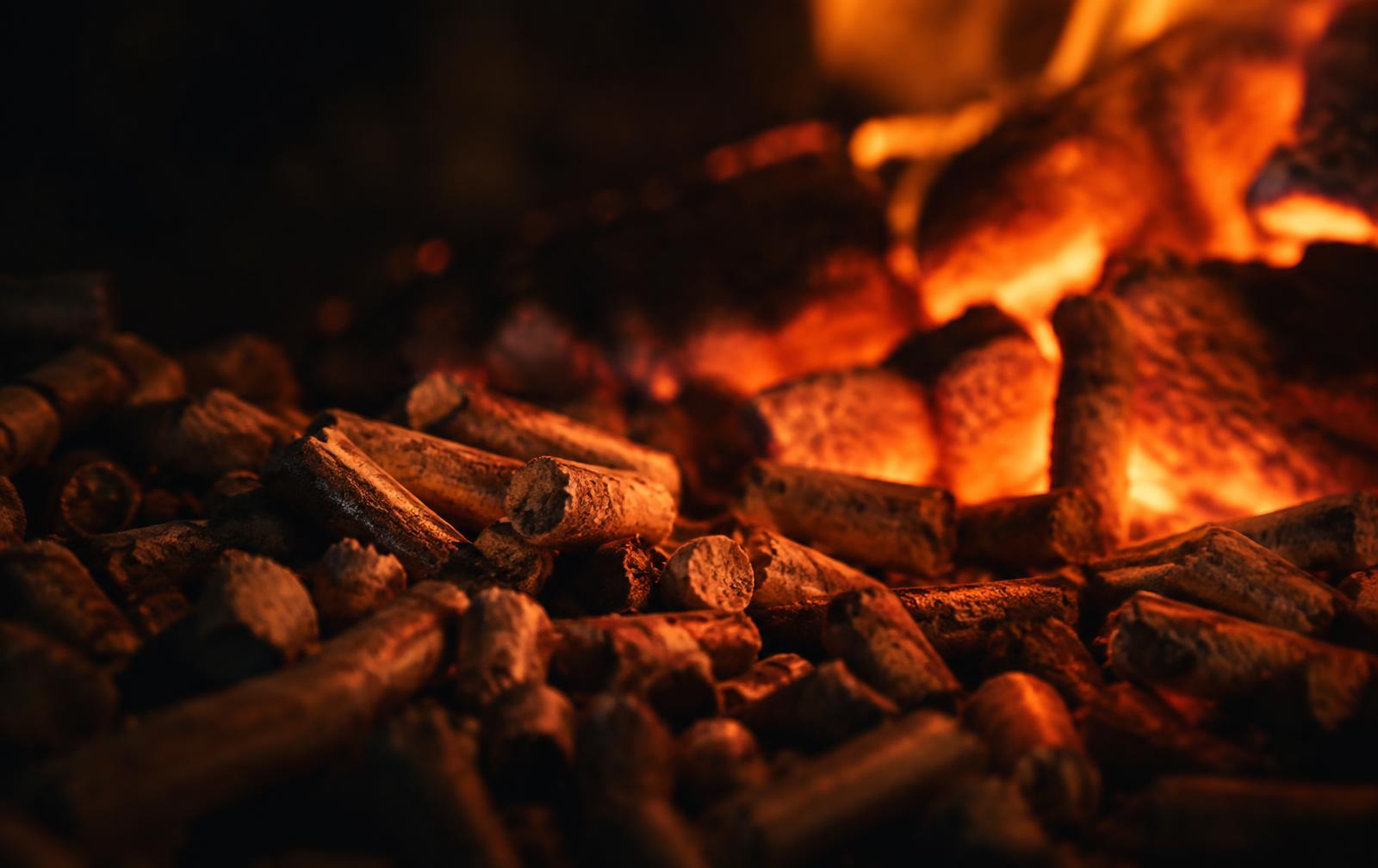 Pellet di legno illuminato dalla brace